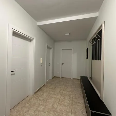 Apartment Town Square 5 *